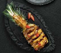 Утка в ананасе