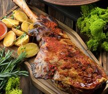 Лопатка ягнёнка запеченная в аджике с молодым картофелем