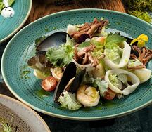 Тёплый салат с морепродуктами