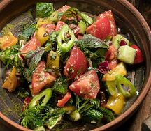 Острый овощной салат с гранатом и орехом