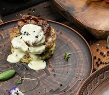 Медальоны из говядины с оладьями из цукини и трюфельным соусом