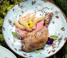 Утиное филе с имбирной грушей и вишневым соусом