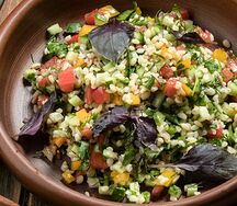 Салат из овощей с булгуром и травами