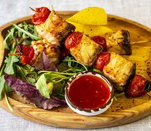 Осетрина на шпажках с помидорами черри