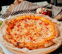 Пицца с беконом и халапеньо