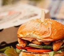 Сочный куриный бургер