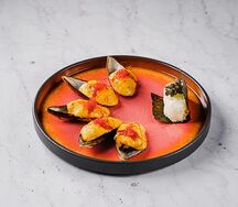 Запеченные мидии с соусом спайси