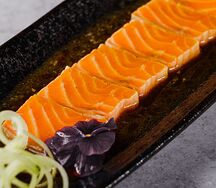 Татаки из лосося с соусом тосазу