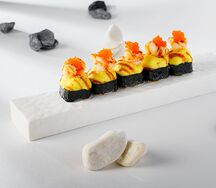 Запеченный ролл с креветкой и соусом из пармезана