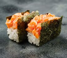 Гункан с лососем