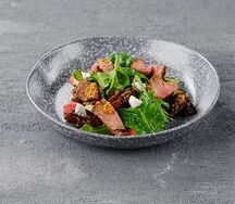 Салат с ростбифом, томатами и древесными грибами