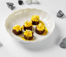 Ролл с манго, орео и маракуйей