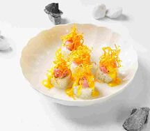 Ролл с тунцом тартар и манго