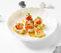 Ролл с тунцом тартар и соусом хабанеро