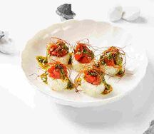 Ролл с тунцом тартар и соусом из кинзы