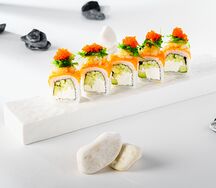 Ролл с гребешком и лососем