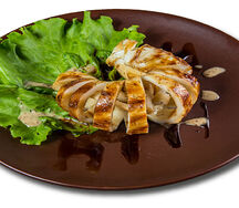 Кальмаръ по-тулонски с соусом бальзамик и кунжутным соусом