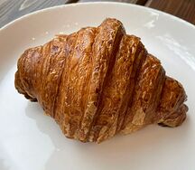 Классический круассан из слоеного теста