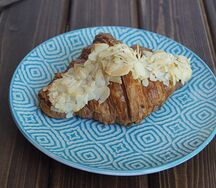 Круассан с миндальным кремом