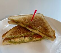 Сэндвич с помидорами и сыром