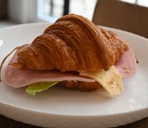 Круассан с ветчиной и сыром