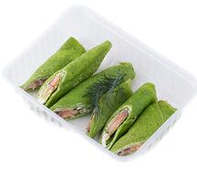 Блинчики шпинатные с лососем и творожным муссом