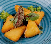 Хрустящий сулугуни с ягодным соусом