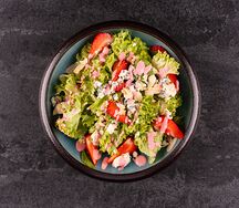 Салат с сезонными ягодами и сыром дорблю