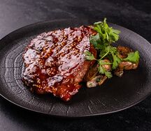 Стейк из свиной шеи с мятым картофелем и грибами