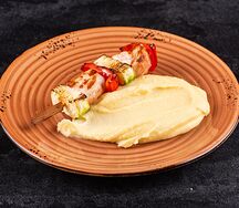 Шашлычок из куриного филе с овощами и картофельным пюре