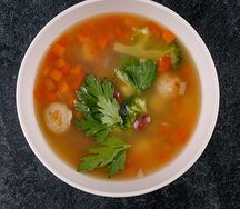 Овощной суп с фрикадельками из кролика