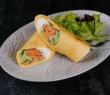 Ролл из пшеничной лепешки со слабосоленой форелью