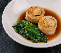 Рулет куриный со шпинатом в крепком бульоне