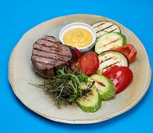 Миньон с овощами гриль