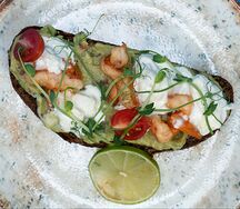 Брускетта с креветкой и страчателлой