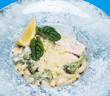 Фузилли с лососем и брокколи