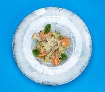 Феттуччине с креветкой и соусом песто