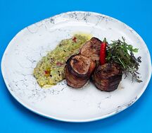 Медальоны из свинины в беконе