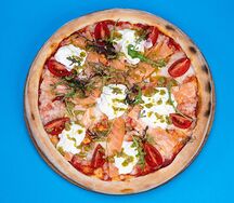 Пицца семгой и страчетелой