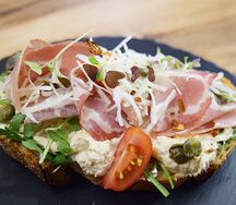 Брускетта с домашним мясом