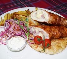 Роловано Пилече Бело Месо и картофель фри