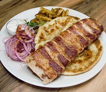 Вешалица у сланини и картофель фри