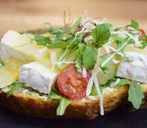 Брускетта с сыром камамбер