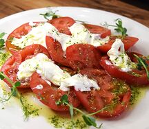 Салат с младим сиром