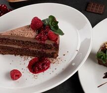 Шоколадно-малиновый торт