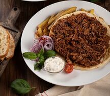 Дрпано Прасе и картофель фри