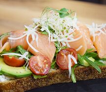 Брускетта с лососем и авокадо