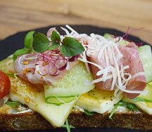 Брускетта с сыром халлуми