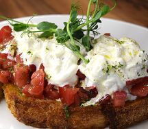 Брускетта с сыром страчателла