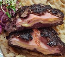 Пунена плескавица и картофель фри